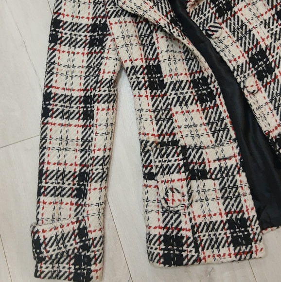 Unique coat - Picture 3 of 8